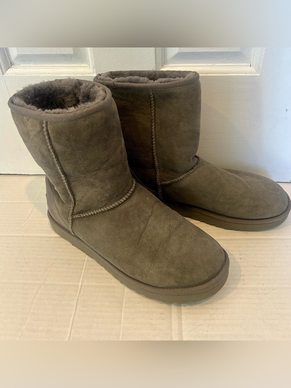 UGG Classic Short Shearling Suede Boots in Gray great condition!!